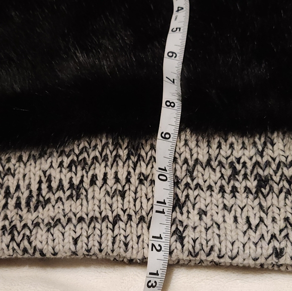 Banana Republic Black and Gray Faux Fur Italian Knit Neck Warmer. OS Preloved. - Picture 3 of 5